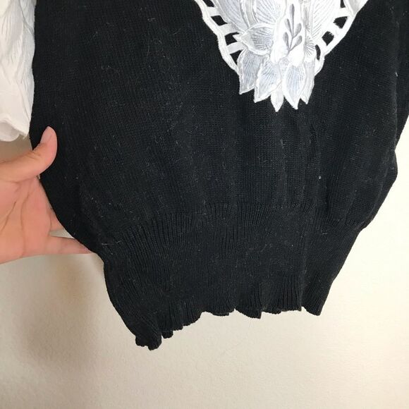 Vintage sweater with embroidered lace detailing - Picture 4 of 6